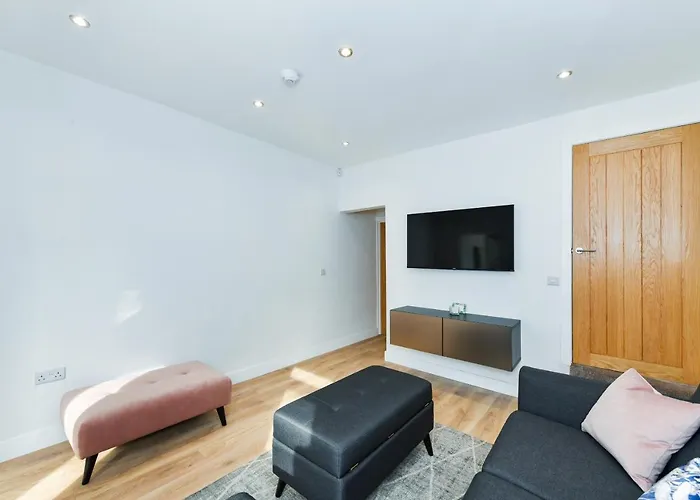 Claude House - Charming 4Bedroom Home