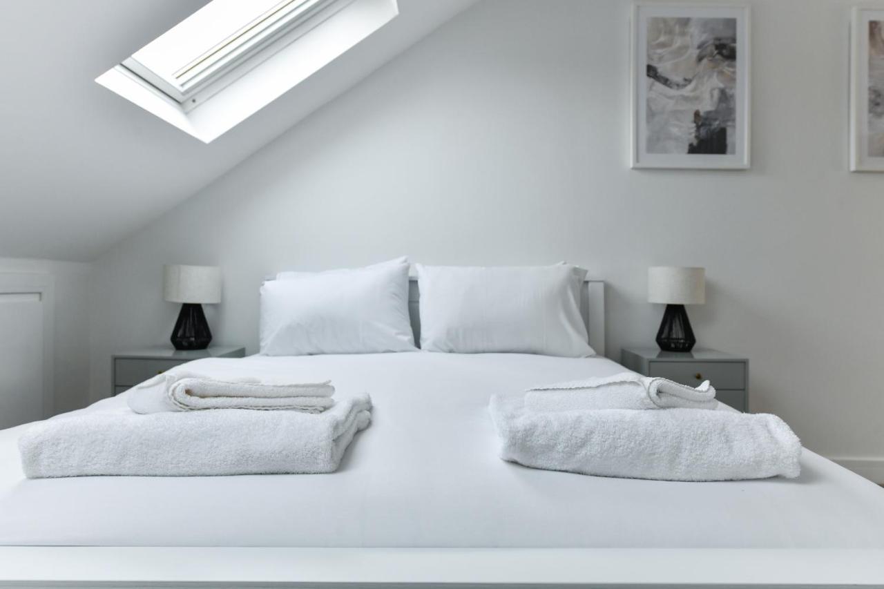 Claude House - Charming 4bedroom Apartment