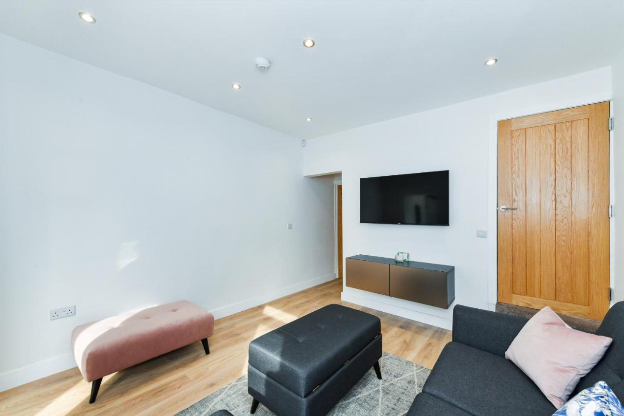 Claude House - Charming 4bedroom Apartment
